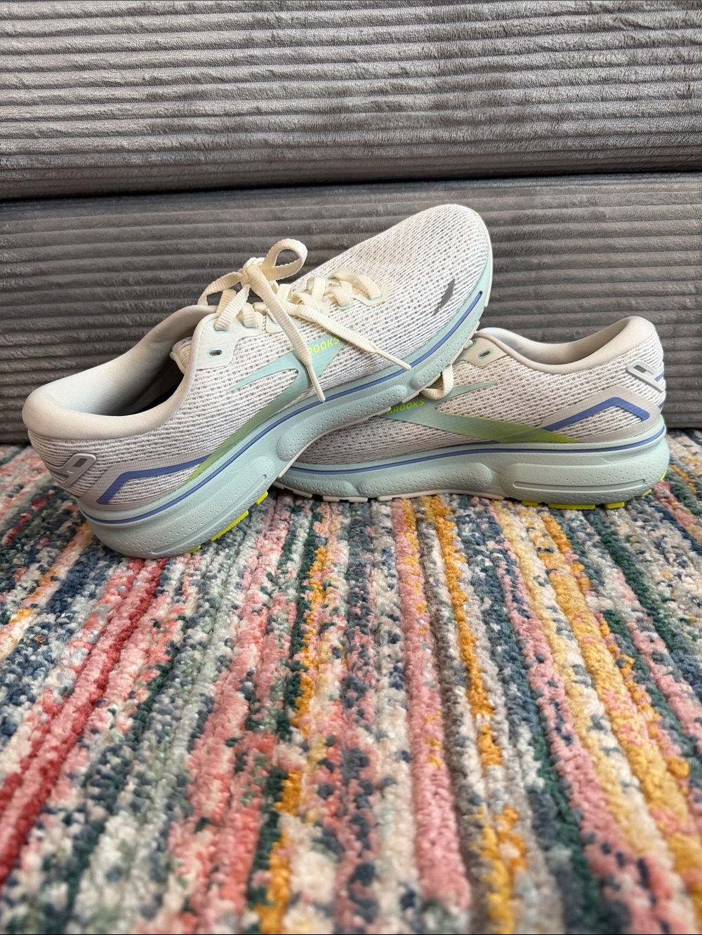 Brooks Ghost 15 Women's Running Shoes in Off-White with Mint and Lavender Accent